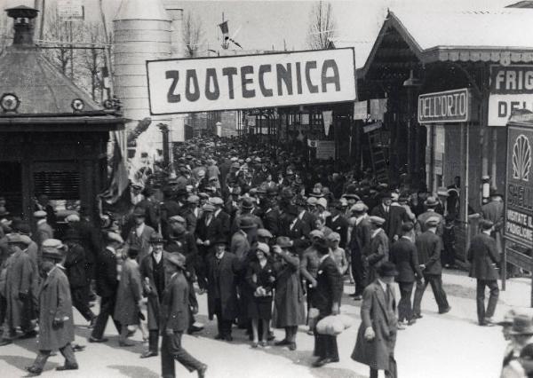 Fiera di Milano - Campionaria 1928 - Settore agricolo - Folla di visitatori