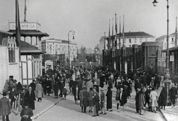 Fiera di Milano - Campionaria 1929 - Viale dell'arte - Folla di visitatori