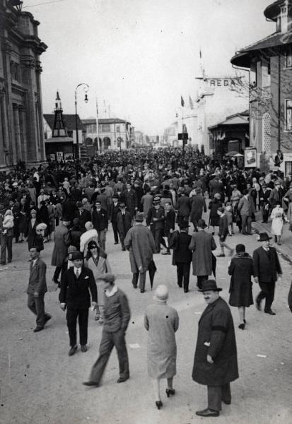 Fiera di Milano - Campionaria 1929 - Viale dell'industria - Folla di visitatori