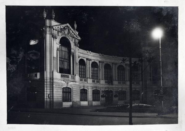 Fiera di Milano - Campionaria 1929 - Palazzo degli uffici (prima palazzo degli orafi) - Veduta notturna