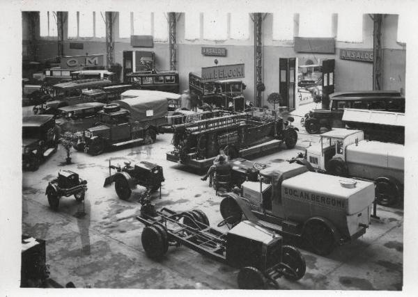 Fiera di Milano - Campionaria 1930 - Salone dell'automobile - Sezione autoveicoli