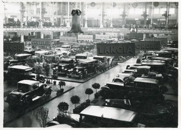 Fiera di Milano - Campionaria 1930 - Salone dell'automobile nel Palazzo dello sport