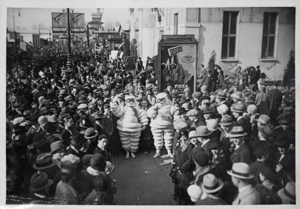 Fiera di Milano - Campionaria 1930 - Viale del commercio - Folla di visitatori