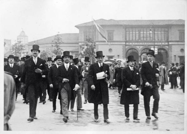 Fiera di Milano - Campionaria 1930 - Visita del ministro delle corporazioni Giuseppe Bottai e di un gruppo di diplomatici