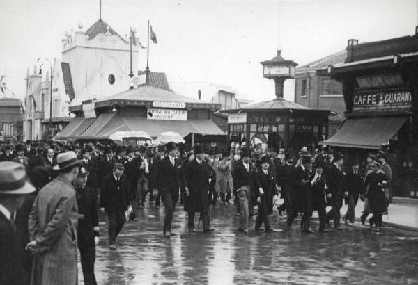 Fiera di Milano - Campionaria 1930 - Visita del ministro delle corporazioni Giuseppe Bottai e di un gruppo di diplomatici