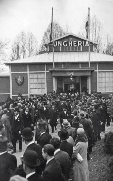 Fiera di Milano - Campionaria 1930 - Visita del ministro delle corporazioni Giuseppe Bottai e di un gruppo di diplomatici