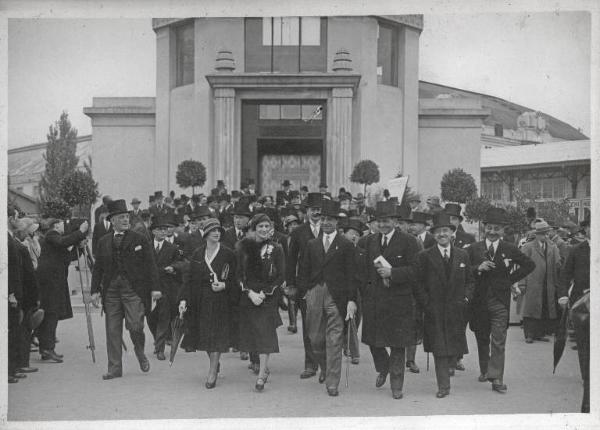 Fiera di Milano - Campionaria 1930 - Visita del ministro delle corporazioni Giuseppe Bottai e di un gruppo di diplomatici