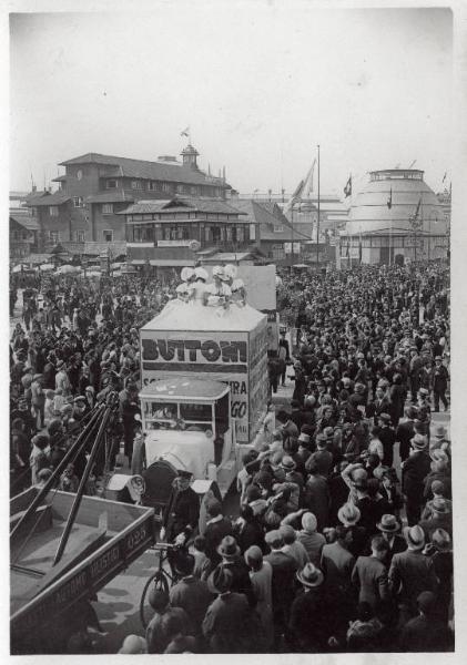 Fiera di Milano - Campionaria 1930 - Corteo pubblicitario delle aziende espositrici