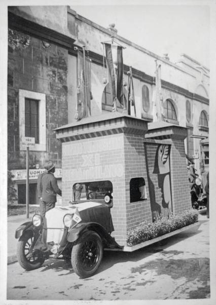 Fiera di Milano - Campionaria 1930 - Corteo pubblicitario delle aziende espositrici