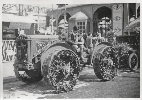 Fiera di Milano - Campionaria 1930 - Corteo pubblicitario delle aziende espositrici