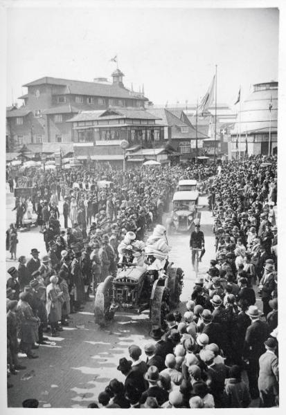 Fiera di Milano - Campionaria 1930 - Corteo pubblicitario delle aziende espositrici