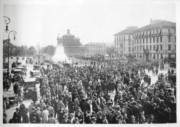 Fiera di Milano - Campionaria 1930 - Folla di visitatori nella piazza Giulio Cesare