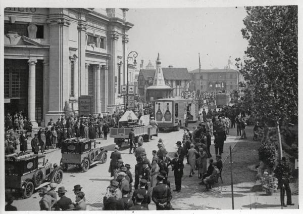 Fiera di Milano - Campionaria 1930 - Corteo pubblicitario delle aziende espositrici