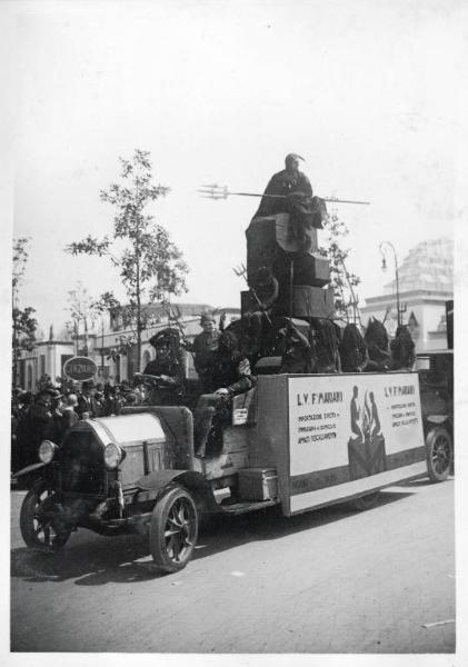 Fiera di Milano - Campionaria 1930 - Corteo pubblicitario delle aziende espositrici