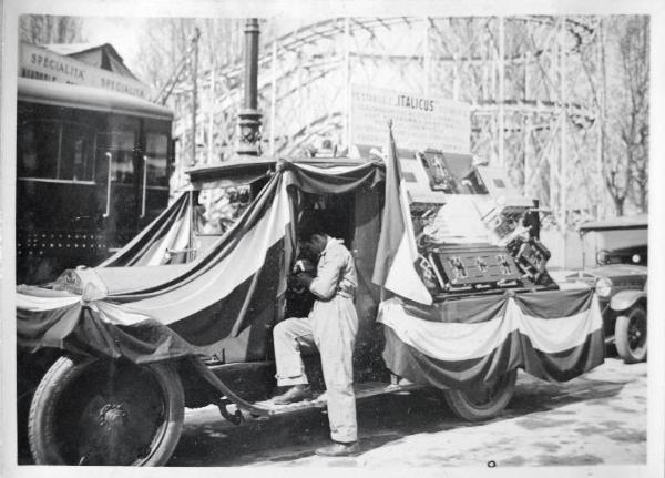 Fiera di Milano - Campionaria 1930 - Corteo pubblicitario delle aziende espositrici