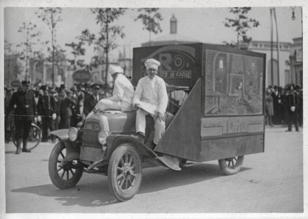 Fiera di Milano - Campionaria 1930 - Corteo pubblicitario delle aziende espositrici