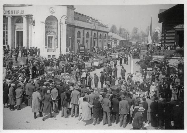 Fiera di Milano - Campionaria 1930 - Corteo pubblicitario delle aziende espositrici