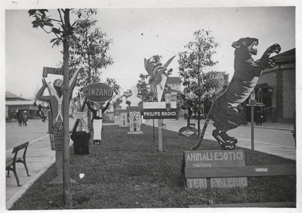 Fiera di Milano - Campionaria 1930 - Cartelli e sagome pubblicitarie