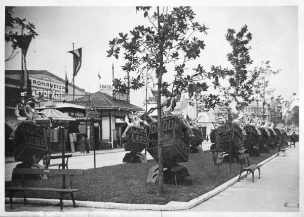 Fiera di Milano - Campionaria 1930 - Installazioni pubblicitarie del dado Liebig