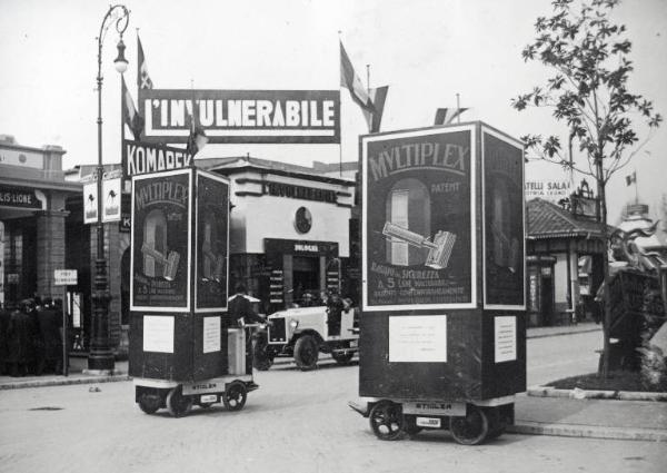 Fiera di Milano - Campionaria 1930 - Pubblicità mobile del rasoio Multiplex