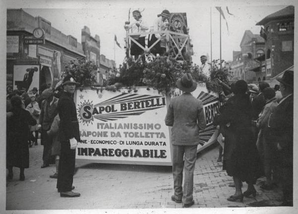 Fiera di Milano - Campionaria 1930 - Corteo pubblicitario delle aziende espositrici