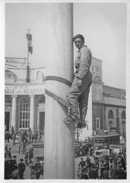 Fiera di Milano - Campionaria 1930 - Operaio addetto alla manutenzione delle luminarie