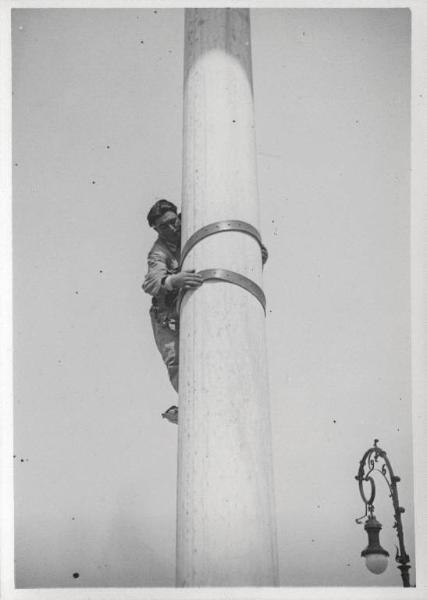 Fiera di Milano - Campionaria 1930 - Operaio addetto alla manutenzione delle luminarie