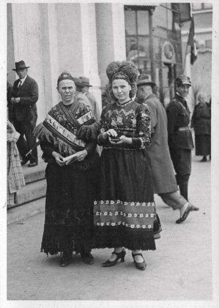Fiera di Milano - Campionaria 1930 - Donne in costume tradizionale