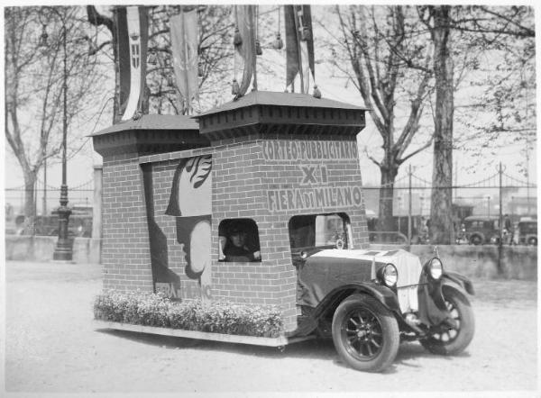 Fiera di Milano - Campionaria 1930 - Corteo pubblicitario delle aziende espositrici