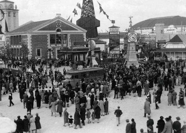 Fiera di Milano - Campionaria 1930 - Corteo pubblicitario delle aziende espositrici