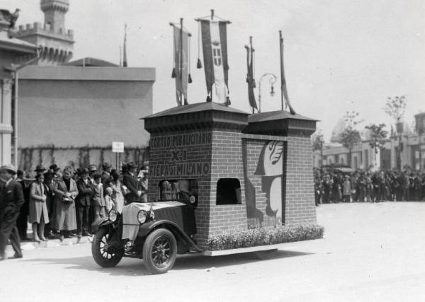 Fiera di Milano - Campionaria 1930 - Corteo pubblicitario delle aziende espositrici