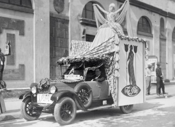 Fiera di Milano - Campionaria 1930 - Corteo pubblicitario delle aziende espositrici