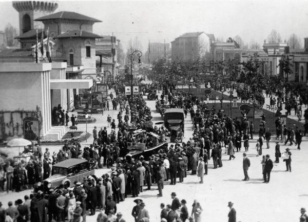 Fiera di Milano - Campionaria 1930 - Corteo pubblicitario delle aziende espositrici