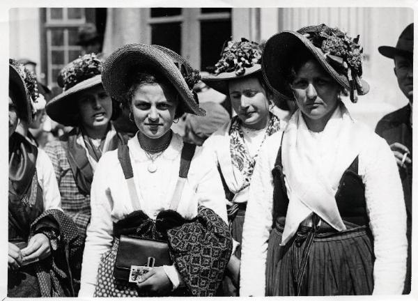 Fiera di Milano - Campionaria 1932 - Gruppo di donne in costume tradizionale