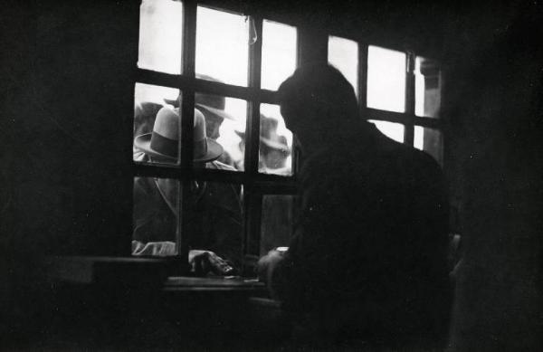 Fiera di Milano - Campionaria 1932 - Entrata di porta Domodossola - Visitatore alla biglietteria