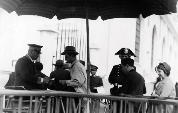 Fiera di Milano - Campionaria 1932 - Entrata di piazza Giulio Cesare - Visitatori ai passaggi