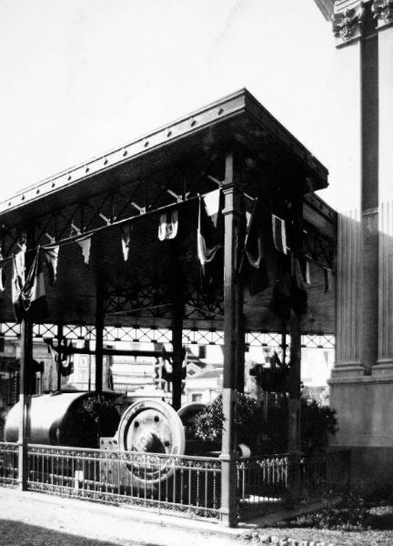 Fiera di Milano - Campionaria 1932 - Padiglione della Breda - Tettoia esterna con macchinari