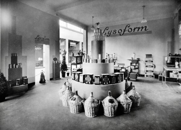 Fiera di Milano - Campionaria 1932 - Padiglione delle industrie chimiche - Stand del Lysoform