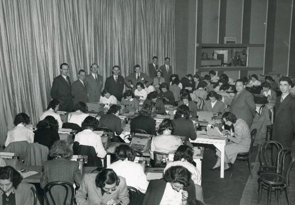 Fiera di Milano - Campionaria 1949 - Concorso di stenodattilografia commerciale organizzato dall'ENAL (Ente nazionale assistenza lavoratori)