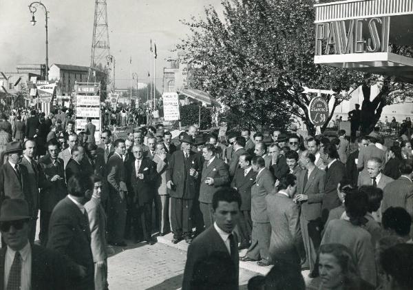 Fiera di Milano - Campionaria 1949 - Visita del sottosegretario di Stato per il commercio con l'estero Pietro Bulloni in occasione del convegno degli industriali lombardi