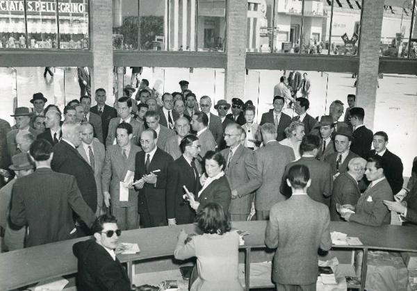 Fiera di Milano - Campionaria 1949 - Visita di giornalisti in occasione della Giornata della Stampa internazionale