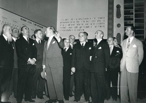 Fiera di Milano - Campionaria 1949 - Visita dell'ambasciatore degli Stati Uniti James C. Dunn e del capo della Missione per l'Italia del piano Marshall James Zellerbach - Banchetto