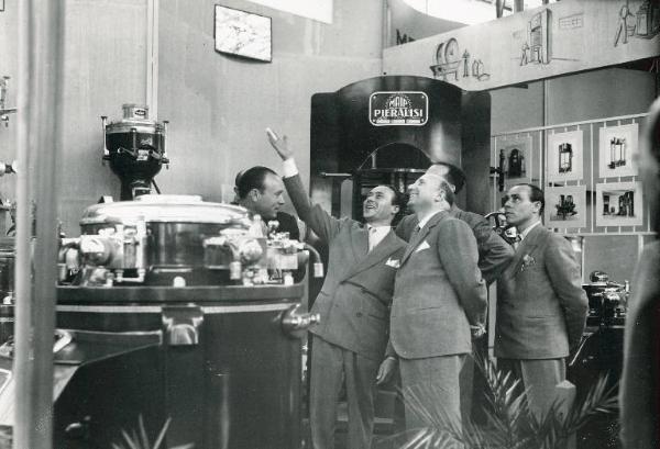 Fiera di Milano - Campionaria 1949 - Visita del ministro degli interni Mario Scelba