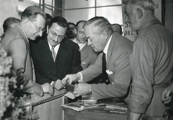 Fiera di Milano - Campionaria 1949 - Visita del presidente del consiglio Alcide De Gasperi