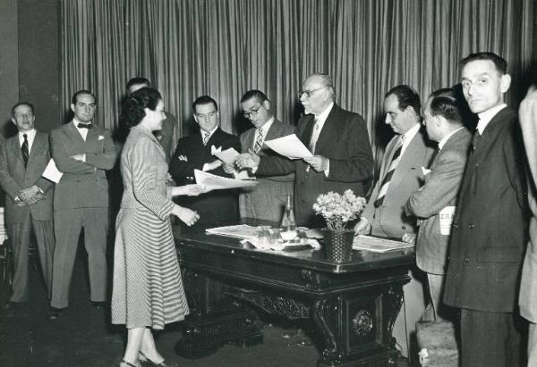 Fiera di Milano - Campionaria 1949 - Premiazione delle vincitrici del concorso di stenodattilografia commerciale