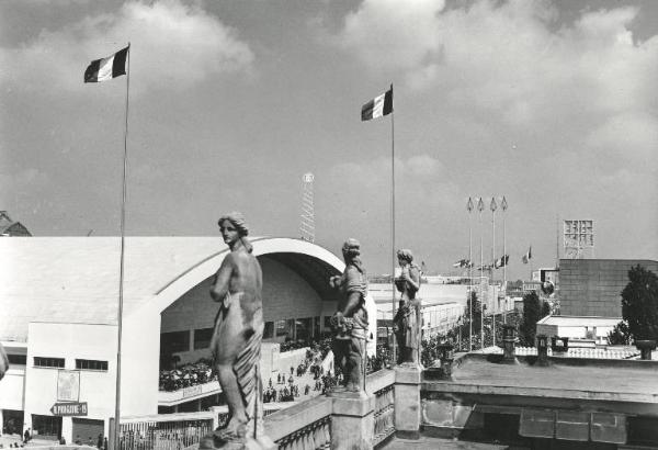 Fiera di Milano - Campionaria 1951 - Viale dell'industria - Folla di visitatori