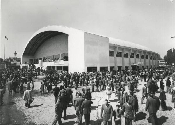 Fiera di Milano - Campionaria 1951 - Padiglione della meccanica "B" - Veduta esterna