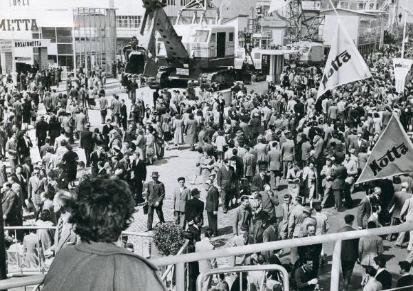 Fiera di Milano - Campionaria 1951 - Largo del lavoro - Folla di visitatori