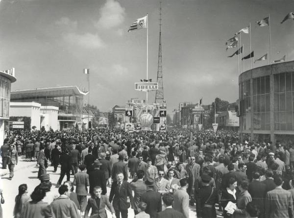 Fiera di Milano - Campionaria 1951 - Viale dell'industria - Folla di visitatori