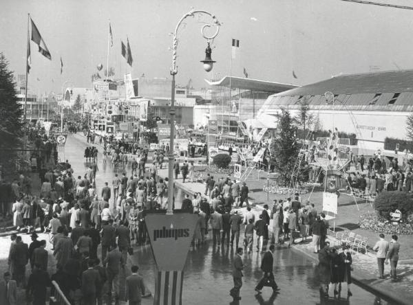 Fiera di Milano - Campionaria 1951 - Viale dell'industria